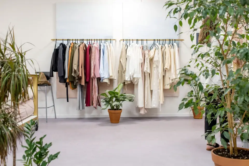 Butik z ubraniami na wieszakach